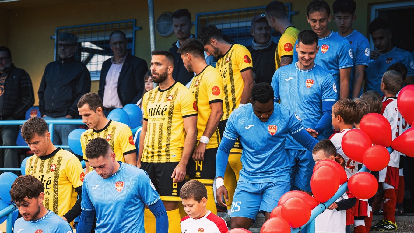 Nástup hráčov na zápas Rača - Inter Bratislava.