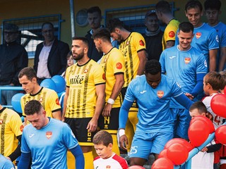 Nástup hráčov na zápas Rača - Inter Bratislava.