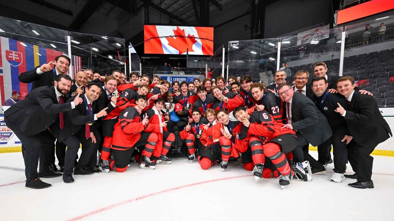 Kanadskí hokejisti oslavujú zisk titulu po víťaznom finále MS v hokeji do 18 rokov 2025 (MS U18).