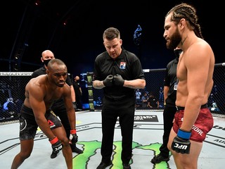 Kamaru Usman a Jorge Masvidal tesne pred začiatkom prvého spoločného duelu v júli 2020.