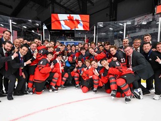 Kanadskí hokejisti oslavujú zisk titulu po víťaznom finále MS v hokeji do 18 rokov 2025 (MS U18).
