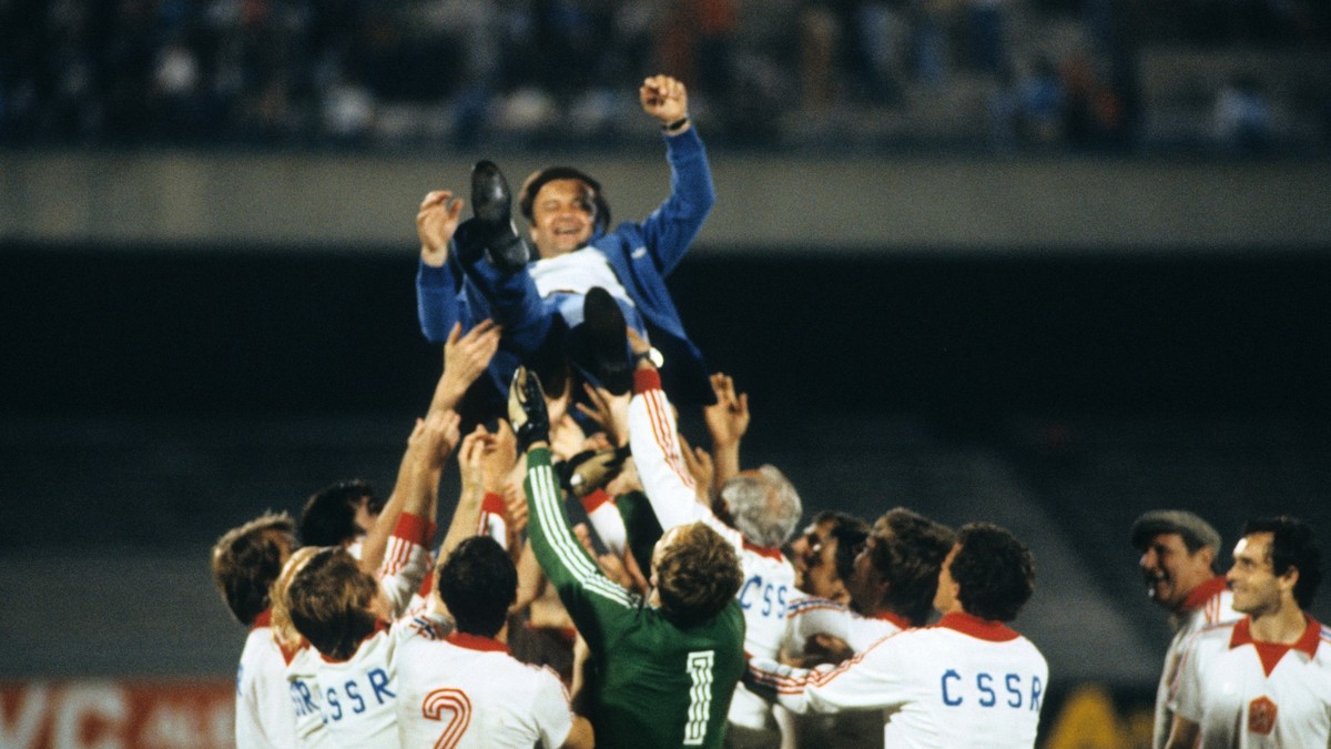 Jozef Vengloš nad hlavami svojich zverencov na ME 1980.