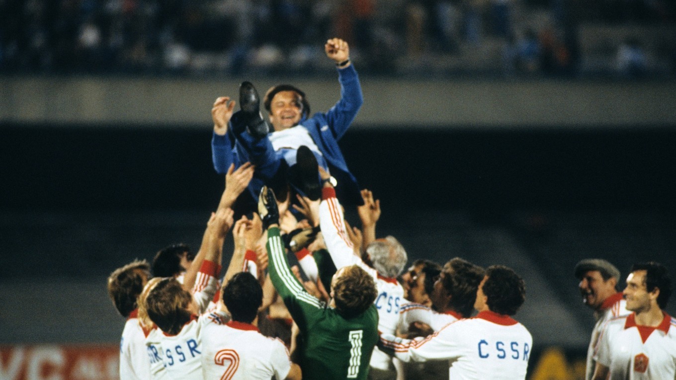 Jozef Vengloš nad hlavami svojich zverencov na ME 1980.