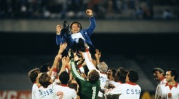 Jozef Vengloš nad hlavami svojich zverencov na ME 1980.