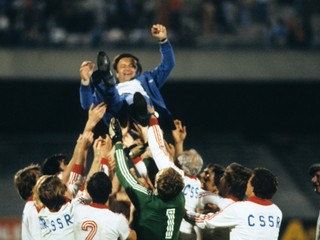 Jozef Vengloš nad hlavami svojich zverencov na ME 1980.