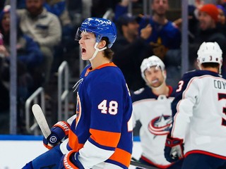 Matthew Schaefer oslavuje gól v sieti Blue Jackets.