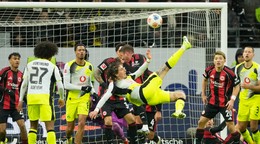 Momentka zo zápasu Eintracht Frankfurt a Borussia Dortmund.