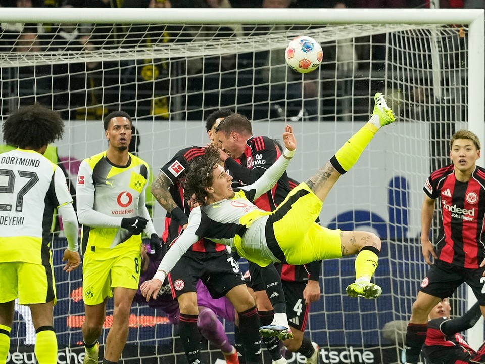 Momentka zo zápasu Eintracht Frankfurt a Borussia Dortmund.