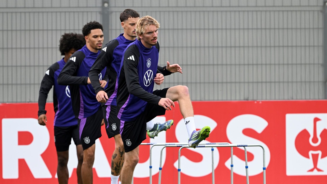 Nemecký futbalista Nick Woltemade (v popredí) počas tréningu nemeckej futbalovej reprezentácie pred štvrtkovým zápasom A-skupiny európskej kvalifikácie MS 2026 proti Slovensku.