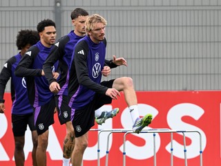 Nemecký futbalista Nick Woltemade (v popredí) počas tréningu nemeckej futbalovej reprezentácie pred štvrtkovým zápasom A-skupiny európskej kvalifikácie MS 2026 proti Slovensku.