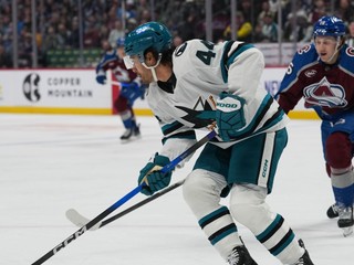 Kiefer Sherwood v drese San Jose Sharks.