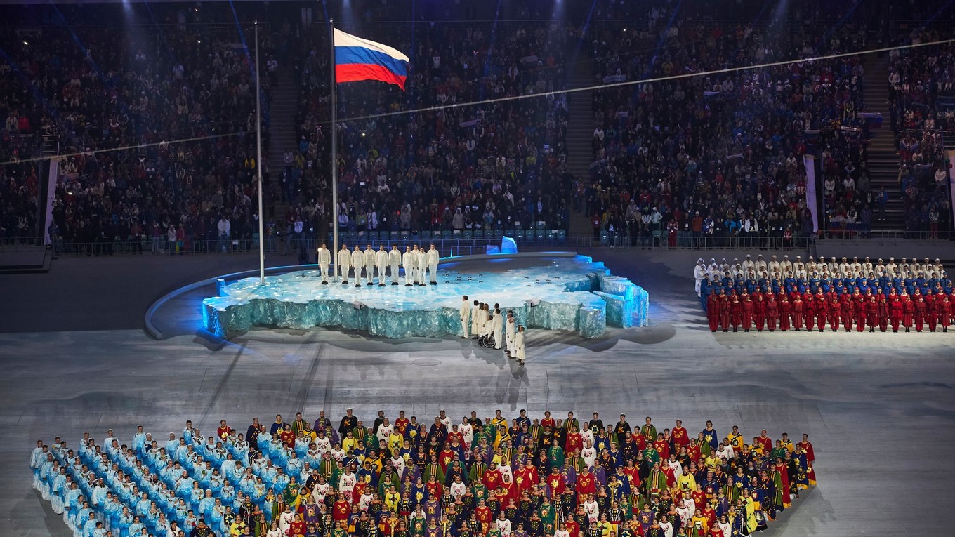 Ruská vlajka počas otváracieho ceremoniálu paralympijských hier 2014.
