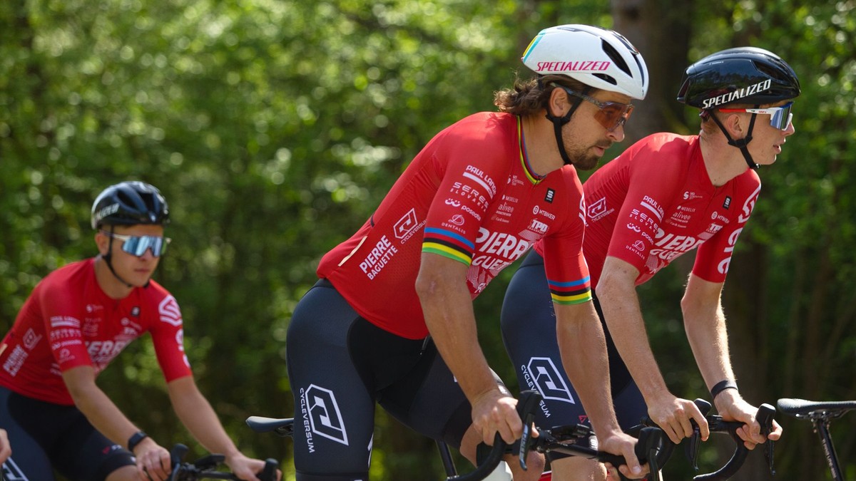 Pretekári tímu Pierre Baguette Cycling spolu s Petrom Saganom. 