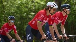 Pretekári tímu Pierre Baguette Cycling spolu s Petrom Saganom. 