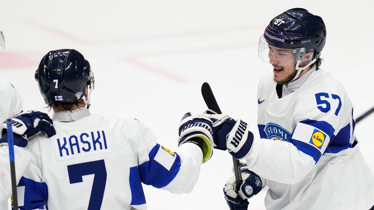 Arttu Hyry a Oliwer Kaski počas zápasu Fínsko - Nórsko na MS v hokeji 2024.