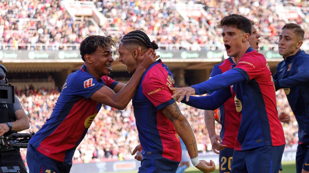 Futbalisti FC Barcelona oslavujú gól.