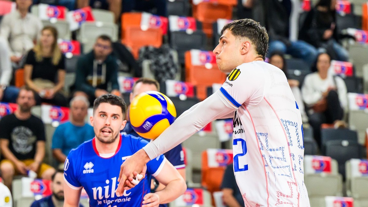 Slovenskí hráči zľava Bartolomej Jakubík a Július Firkal počas zápasu Zlatej Európskej ligy.
