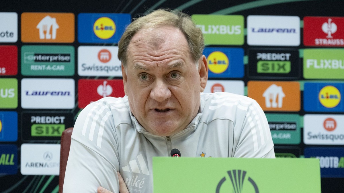 Tréner ŠK Slovan Bratislava Vladimír Weiss st. počas tlačovej konferencie.