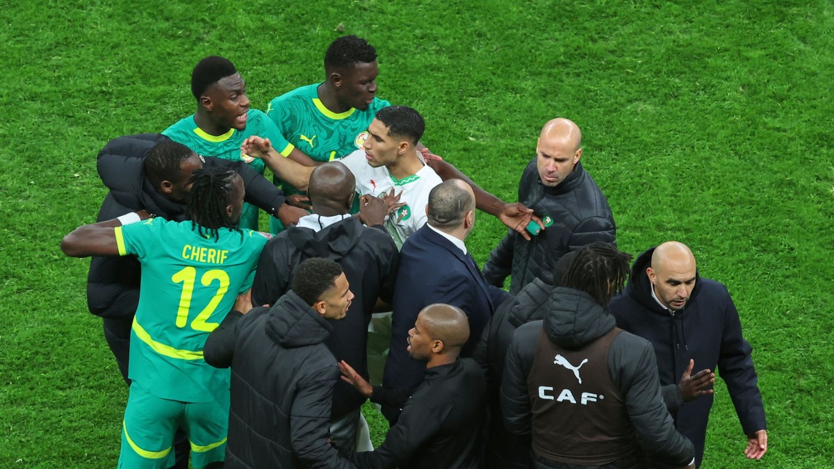 Marocký hráč Achraf Hakimi (v strede) sa dostal do potýčky s hráčmi Senegalu po tom, čo bola v závere finálového zápasu Afrického pohára kontroverzne odpískaná penalta.
