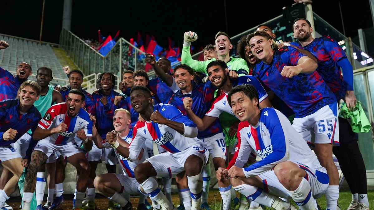 Crystal Palace oslavuje postup do semifinále Konferenčnej ligy. 