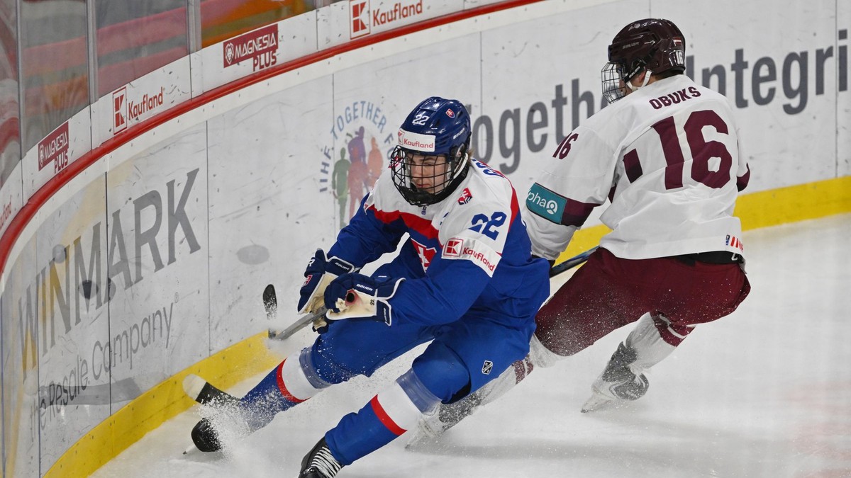 Na snímke vľavo kapitán Slovenska na MS U18 Adam Goljer.