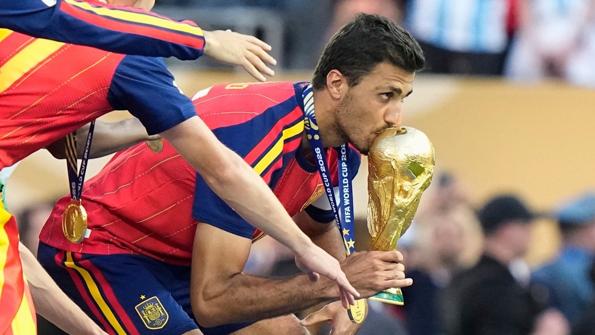 Rodri s víťaznou trofejou na MS 2026