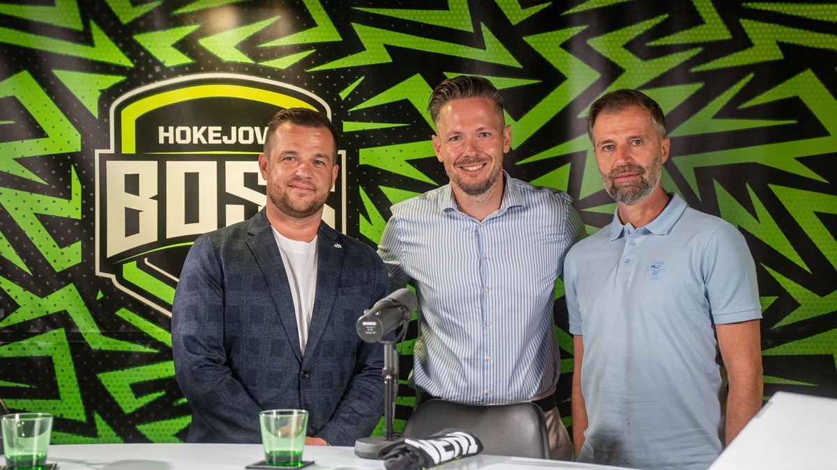 Zľava Lukáš Havlíček, moderátor Stanislav Benčat a Tomáš Chrenko v podcaste Hokejový BOSS.