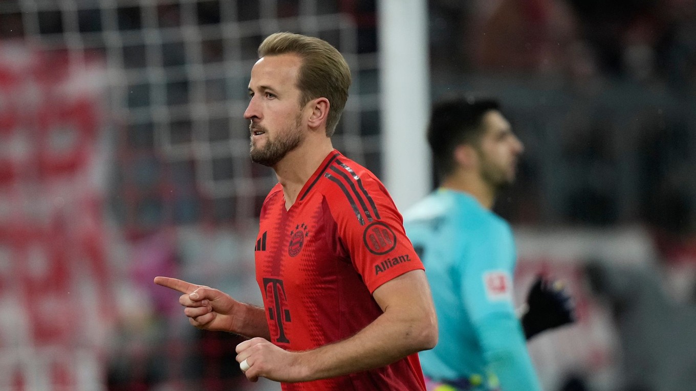 Futbalista Bayernu Mníchov Harry Kane sa teší z gólu.