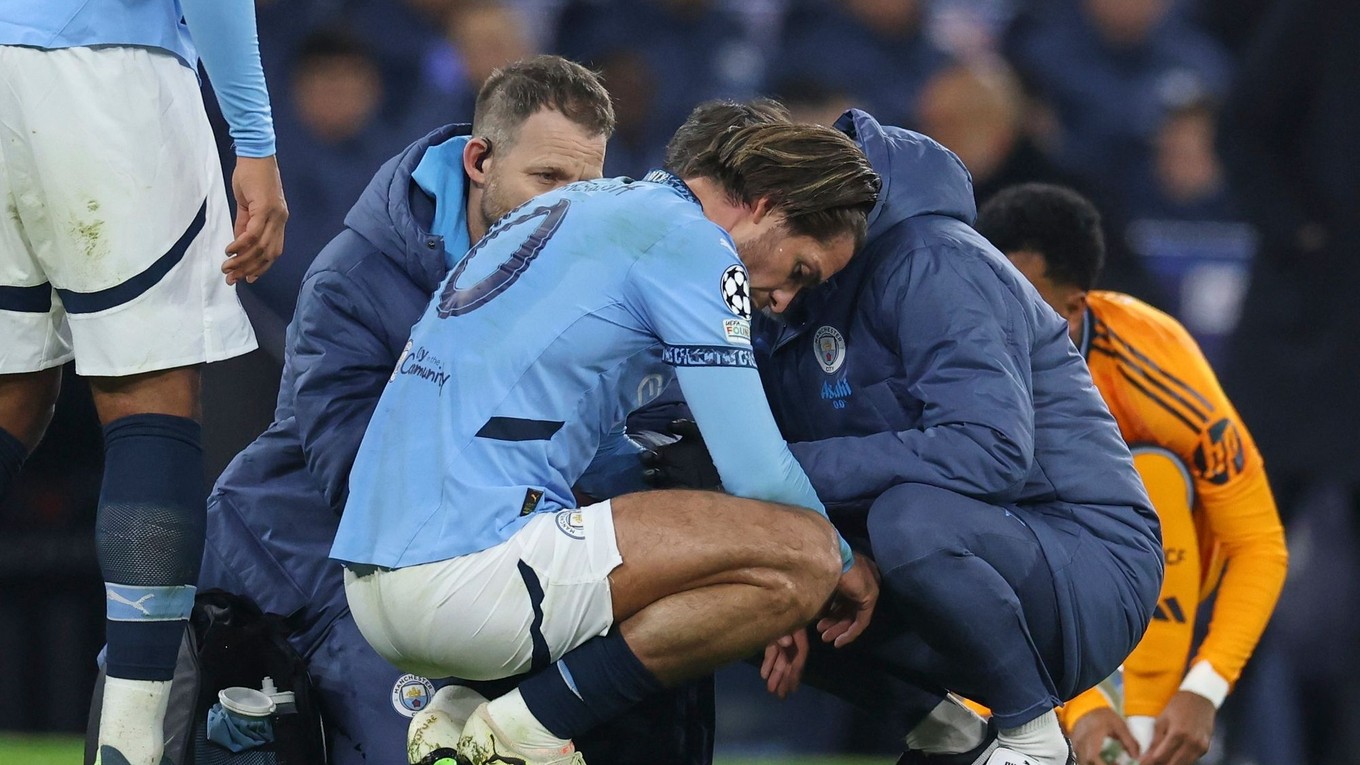 Jack Grealish ošetrovaný počas zápasu Ligy majstrov.