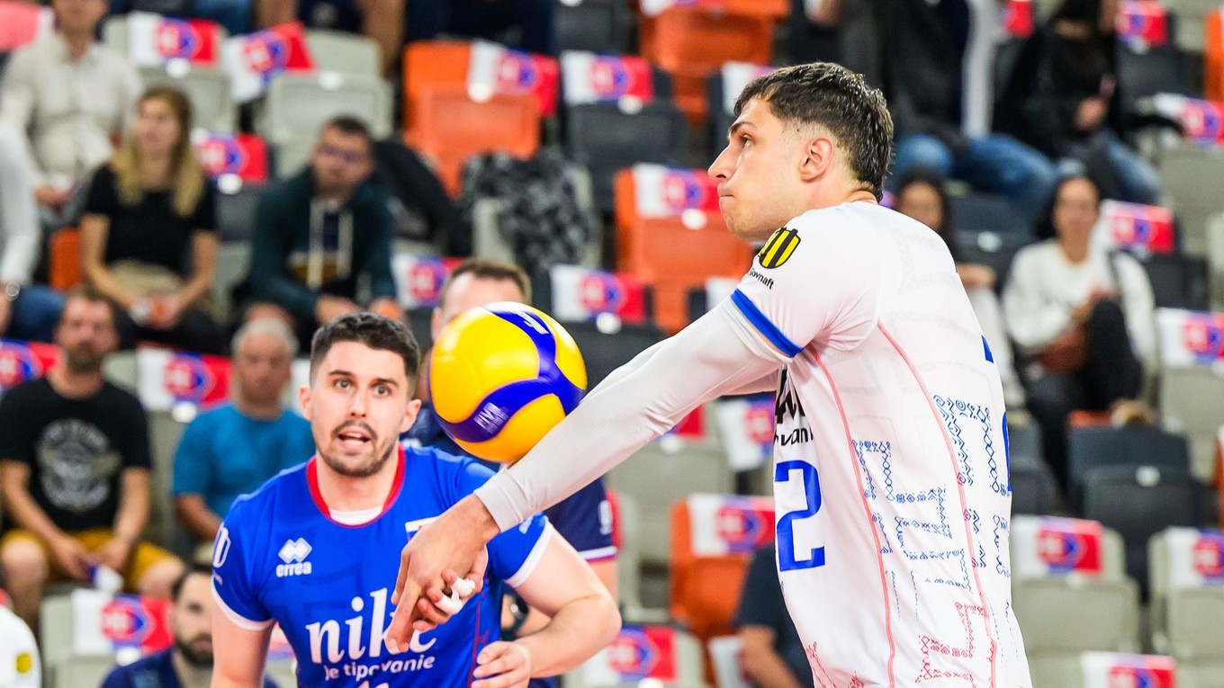 Slovenskí hráči zľava Bartolomej Jakubík a Július Firkal počas zápasu Zlatej Európskej ligy.
