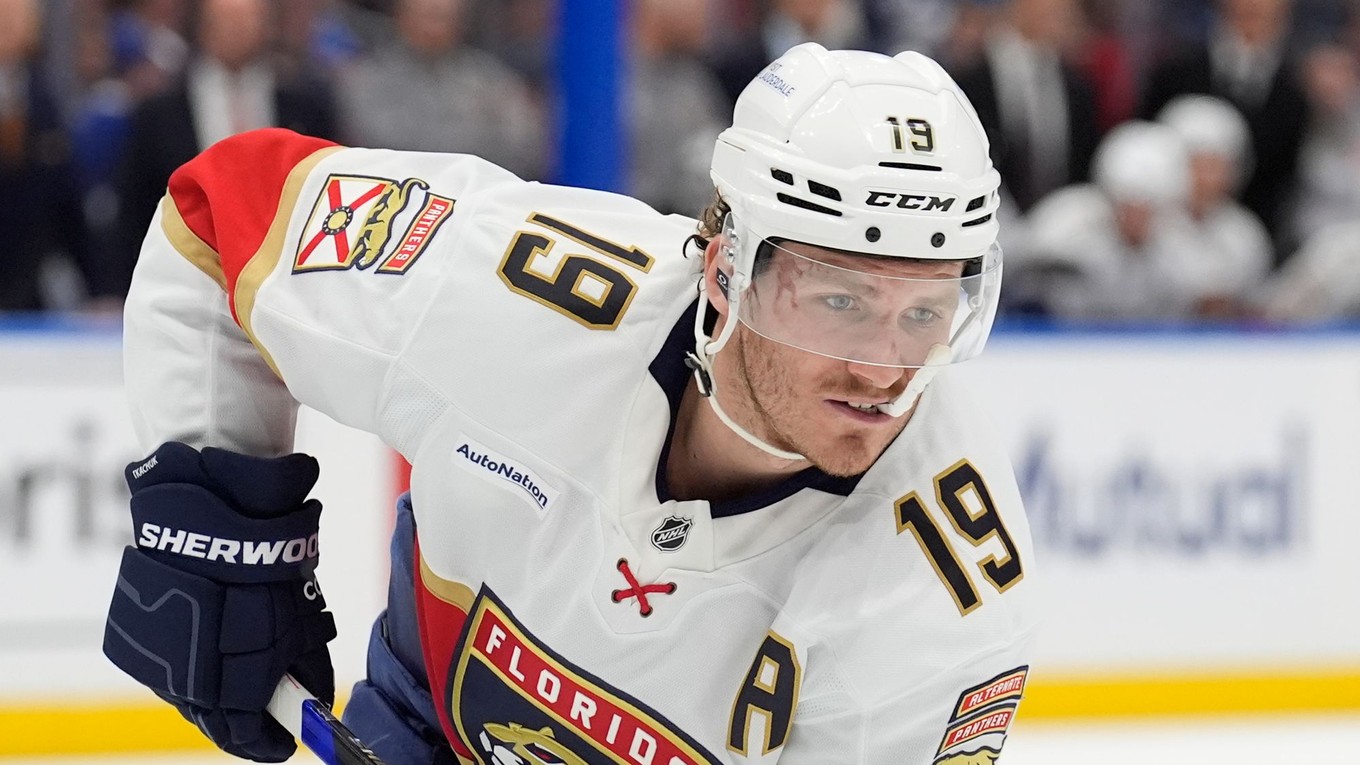 Matthew Tkachuk v zápase NHL proti Tampa Bay Lightning.
