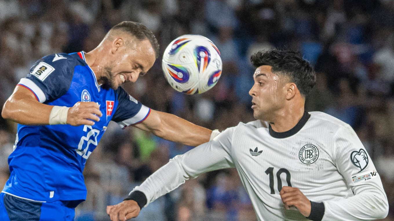 Na snímke zľava hráč Slovenska Stanislav Lobotka a hráč Nemecka Nadiem Amiri.