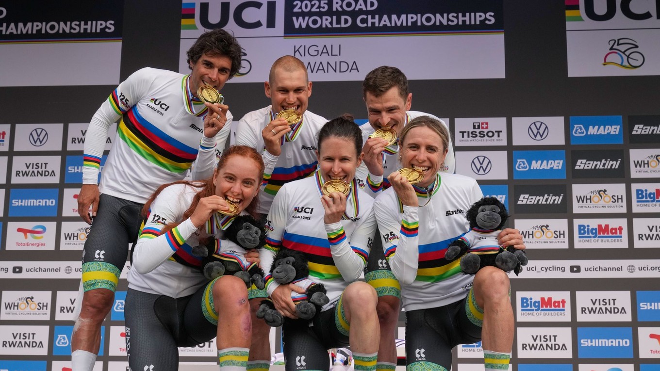 Austrálski cyklisti po víťazstve v mix tímovej časovke na MS 2025. 