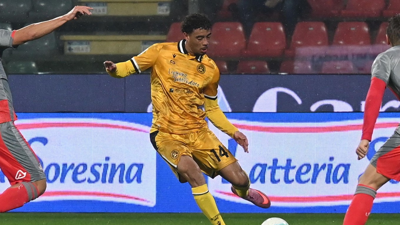 Arthur Atta z Udinese strieľa počas zápasu 7. kola talianskej Serie A US Cremonese - Udinese Calcio.