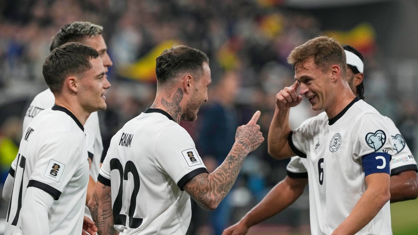 Hráč Nemecka David Raum (uprostred) sa teší z gólu v zápase A-skupiny európskej kvalifikácie MS2026 vo futbale mužov Nemecko - Luxembursko.