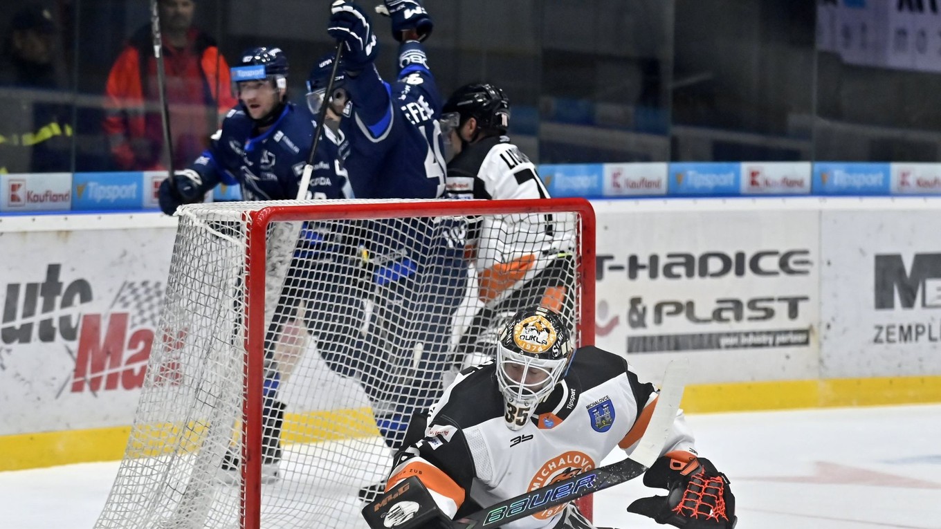 Brankár Vladimír Glosár (Michalovce) inkasuje gól v zápase 13. kola hokejovej Tipos extraligy HK Dukla Michalovce - HK Poprad.