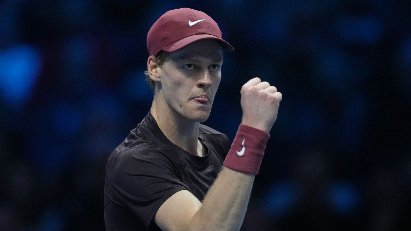 Jannik Sinner sa teší v zápase s Alexom de Minaurom.