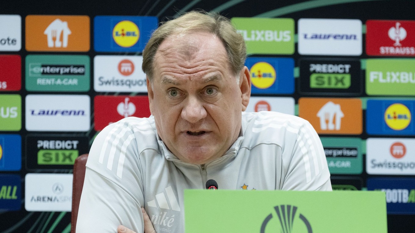 Tréner ŠK Slovan Bratislava Vladimír Weiss st. počas tlačovej konferencie.
