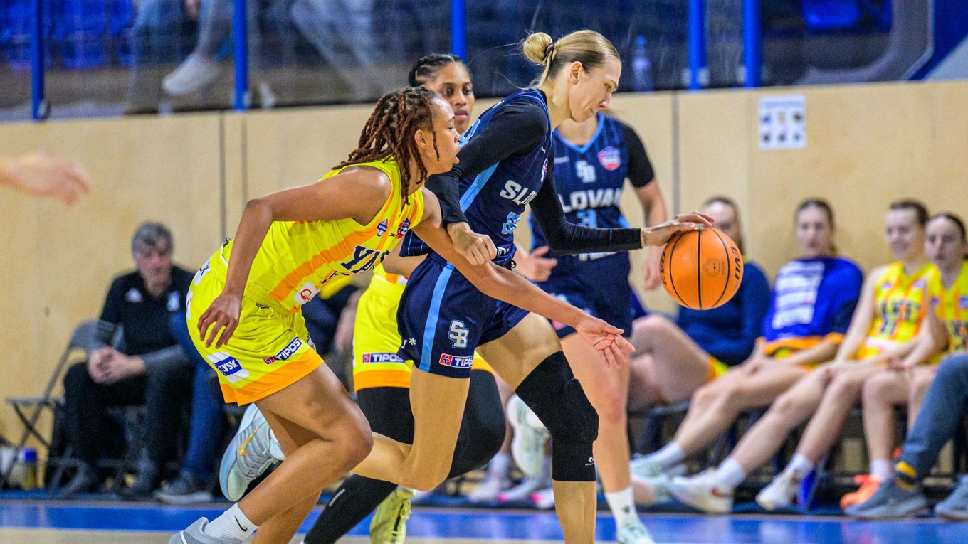 Zľava Kenisha Bellová (Young Angels), Lucia Hadačová (Slovan) počas zápasu 14. kola basketbalovej Tipos extraligy Young Angels Košice - BC Slovan Bratislava.