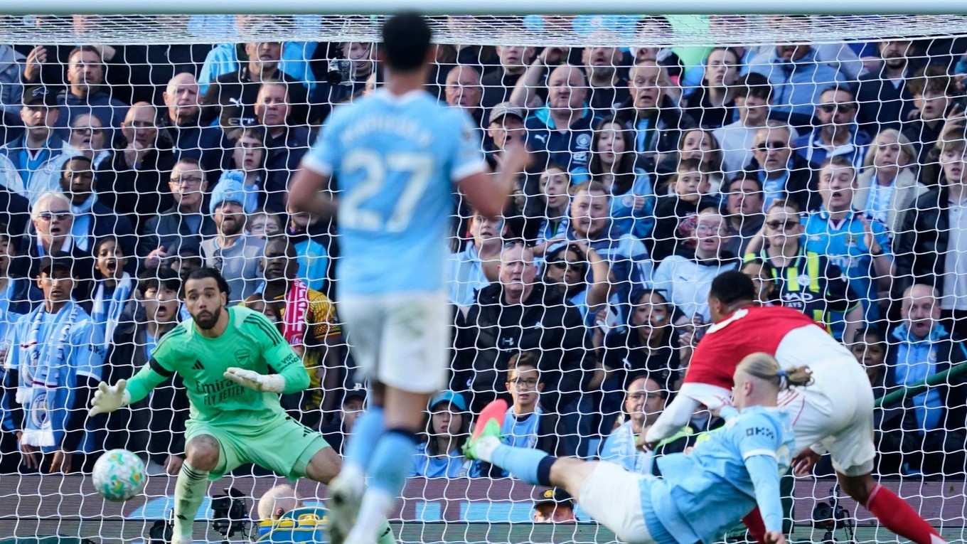 Erling Haaland strieľa rozhodujúci gól zápasu Manchester City - Arsenal.