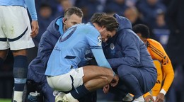 Jack Grealish ošetrovaný počas zápasu Ligy majstrov.