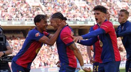 Futbalisti FC Barcelona oslavujú gól.
