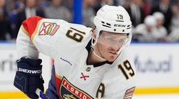 Matthew Tkachuk v zápase NHL proti Tampa Bay Lightning.