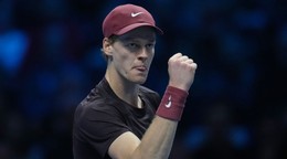 Jannik Sinner sa teší v zápase s Alexom de Minaurom.