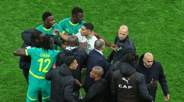 Marocký hráč Achraf Hakimi (v strede) sa dostal do potýčky s hráčmi Senegalu po tom, čo bola v závere finálového zápasu Afrického pohára kontroverzne odpískaná penalta.