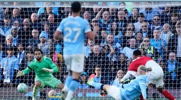 Erling Haaland strieľa rozhodujúci gól zápasu Manchester City - Arsenal.