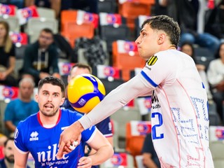 Slovenskí hráči zľava Bartolomej Jakubík a Július Firkal počas zápasu Zlatej Európskej ligy.