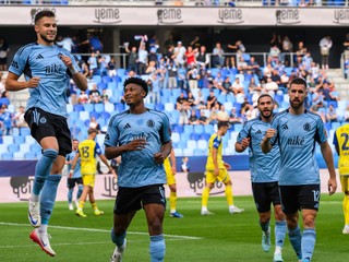 Mykola Kucharevyč, Ibrahim Rahim, Kyriakos Savvidis a Kenan Bajrič (všetci Slovan) sa tešia z gólu.