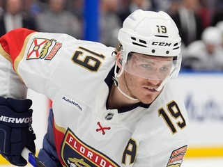 Matthew Tkachuk v zápase NHL proti Tampa Bay Lightning.
