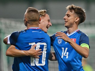 Nino Marcelli, Miroslav Sovič a Mário Sauer sa tešia z gólu.